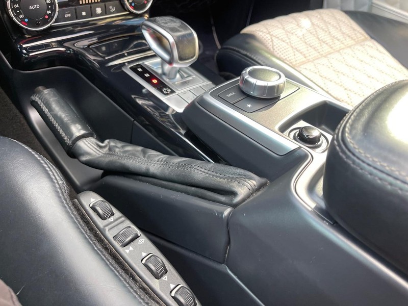 Mercedes-Benz G-Class Vehicle Image 35