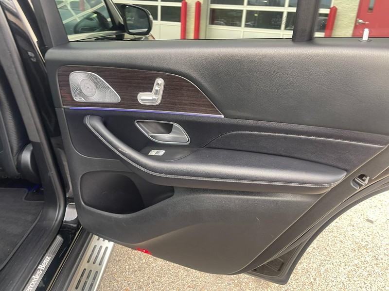 Mercedes-Benz GLS Vehicle Image 17