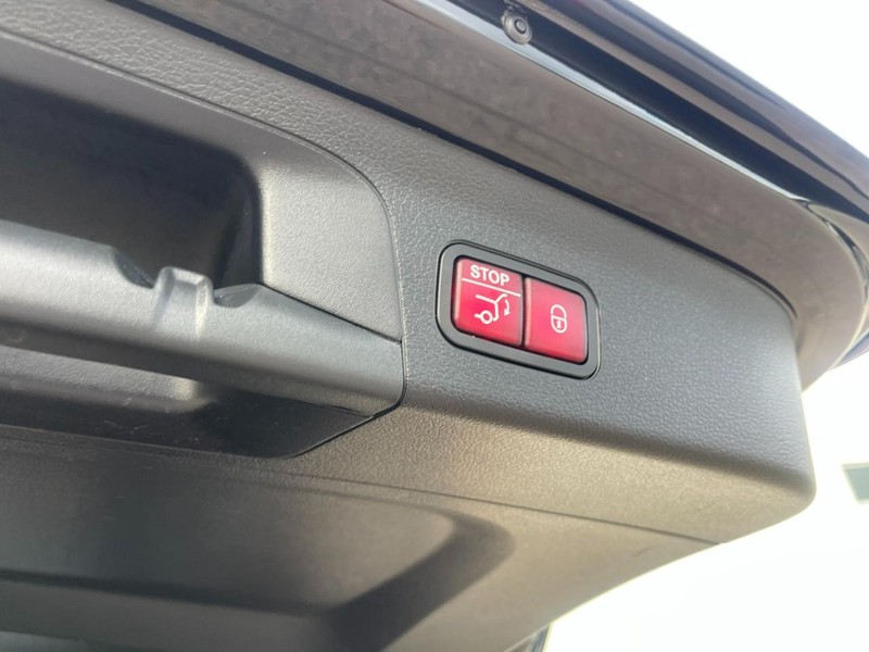 Mercedes-Benz GLS Vehicle Image 21