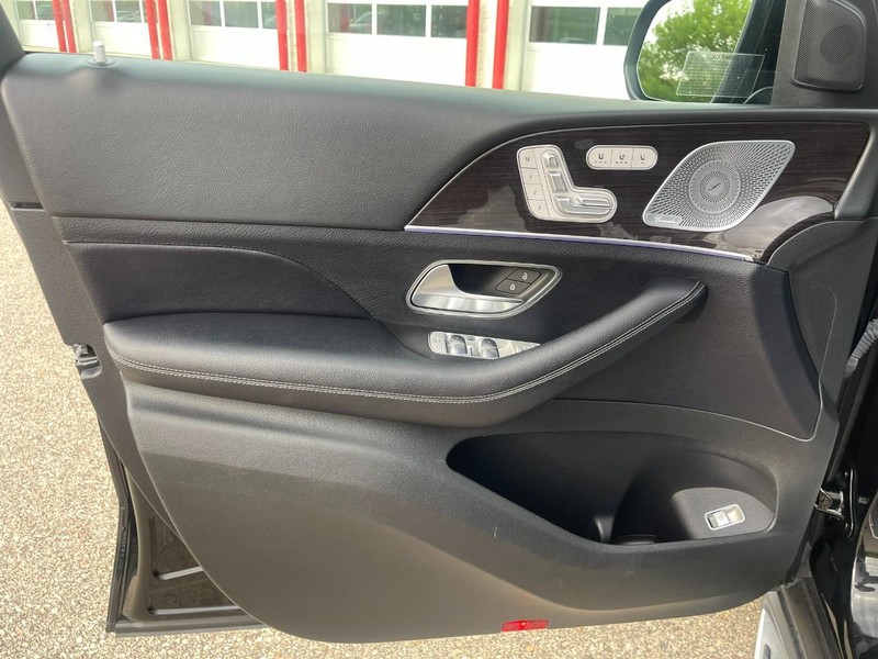 Mercedes-Benz GLS Vehicle Image 25