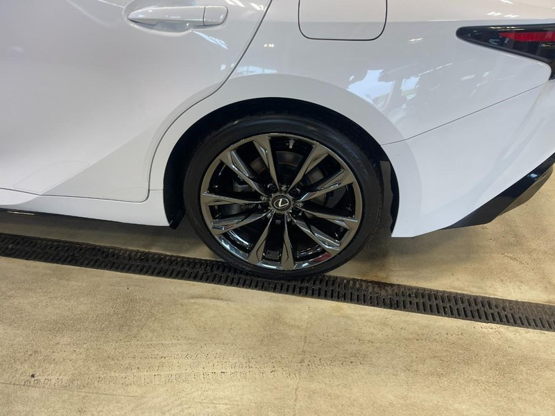 Lexus IS Vehicle Image 06