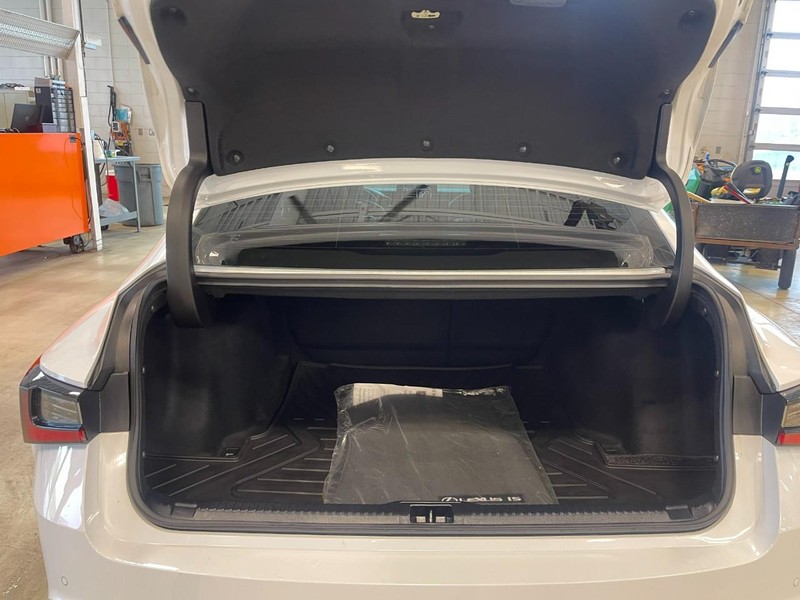 Lexus IS Vehicle Image 18