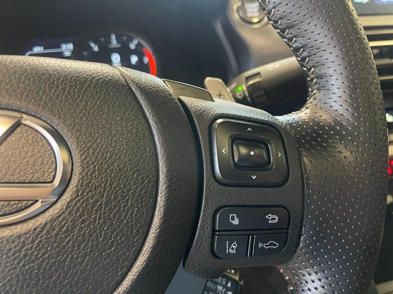 Lexus IS Vehicle Image 27