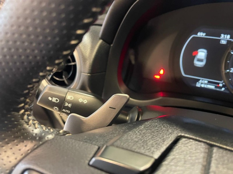 Lexus IS Vehicle Image 28