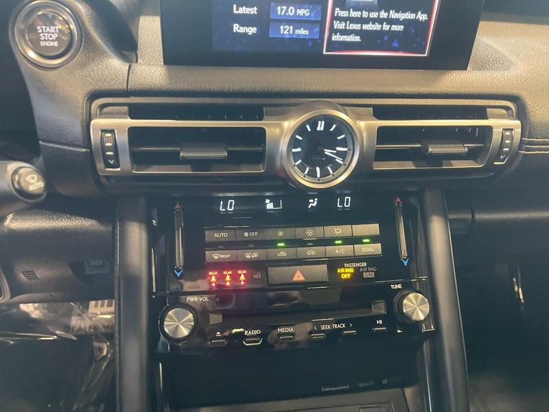 Lexus IS Vehicle Image 32