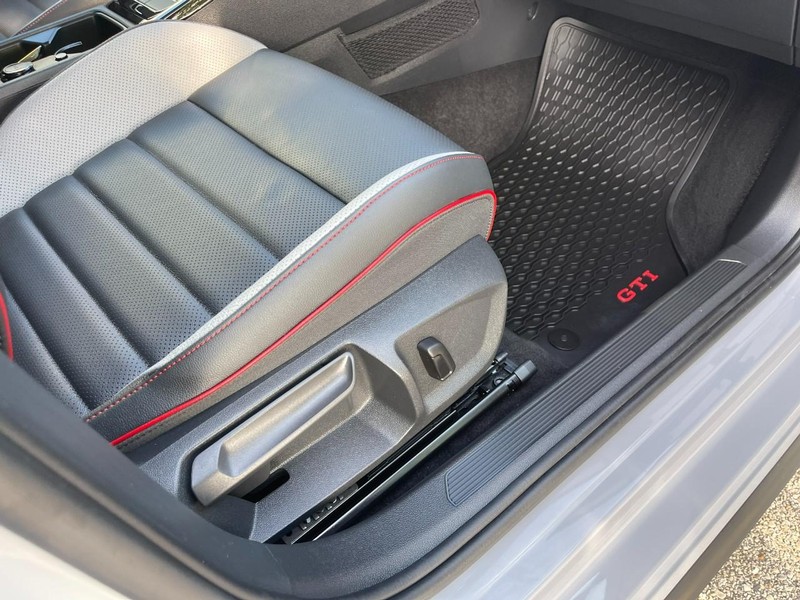 Volkswagen Golf GTI Vehicle Image 13