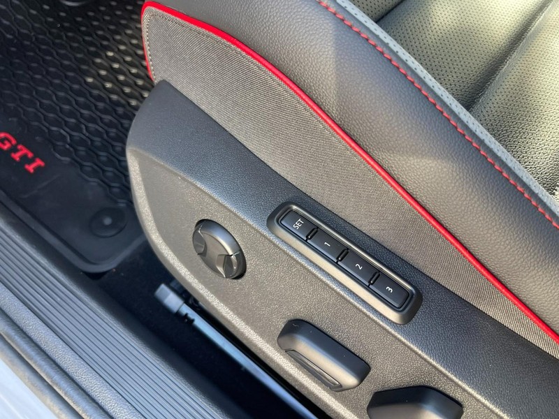 Volkswagen Golf GTI Vehicle Image 23