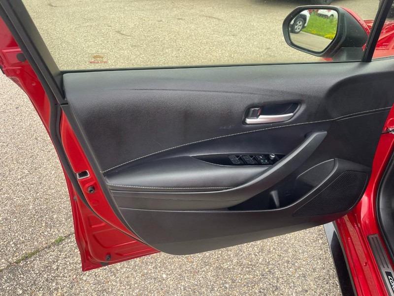 Toyota Corolla Hatchback Vehicle Image 19