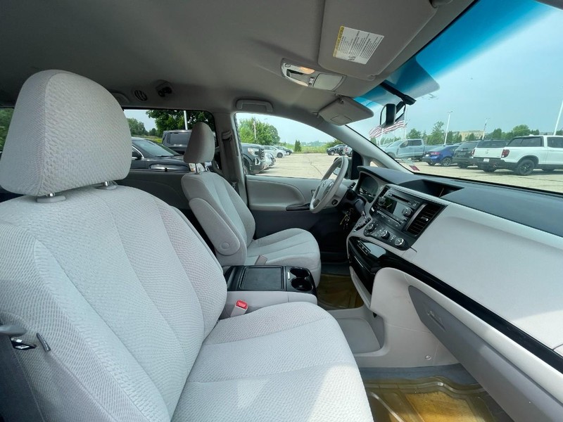 Toyota Sienna Vehicle Image 03
