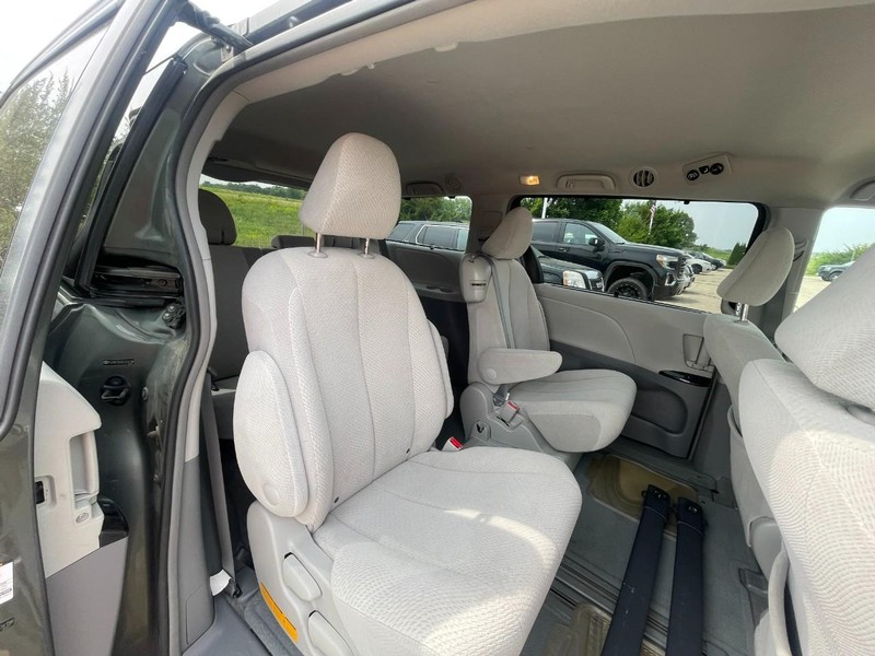 Toyota Sienna Vehicle Image 04