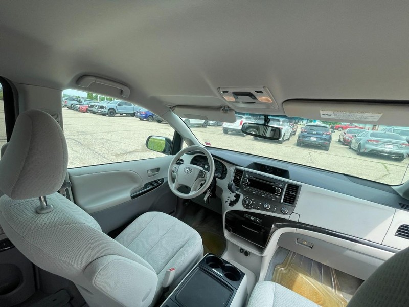 Toyota Sienna Vehicle Image 05