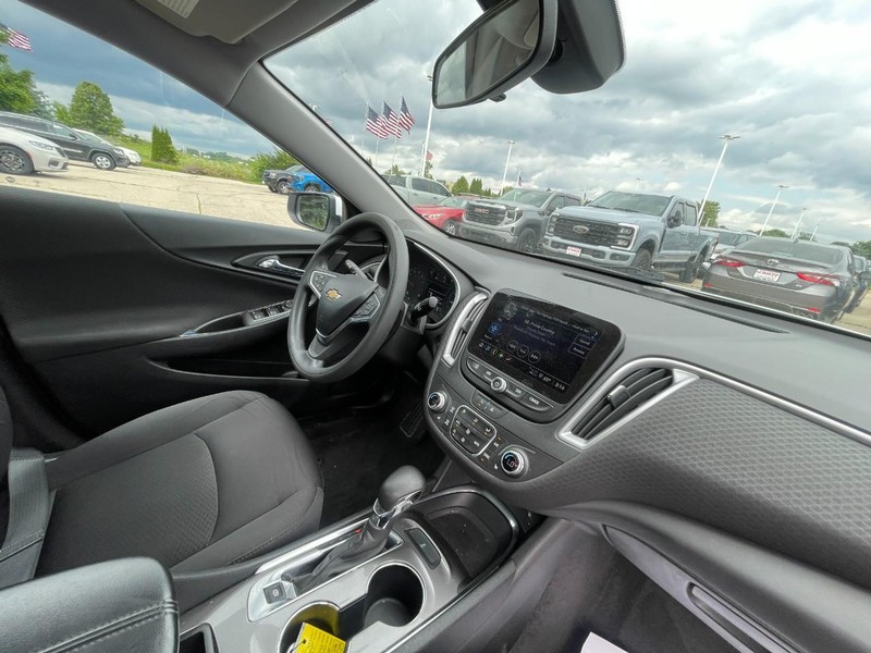 Chevrolet Malibu Vehicle Image 05