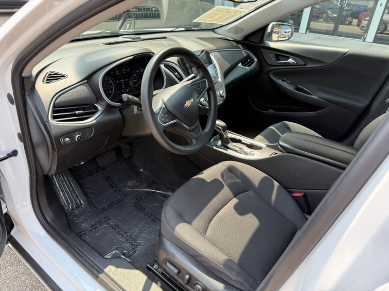 Chevrolet Malibu Vehicle Image 10