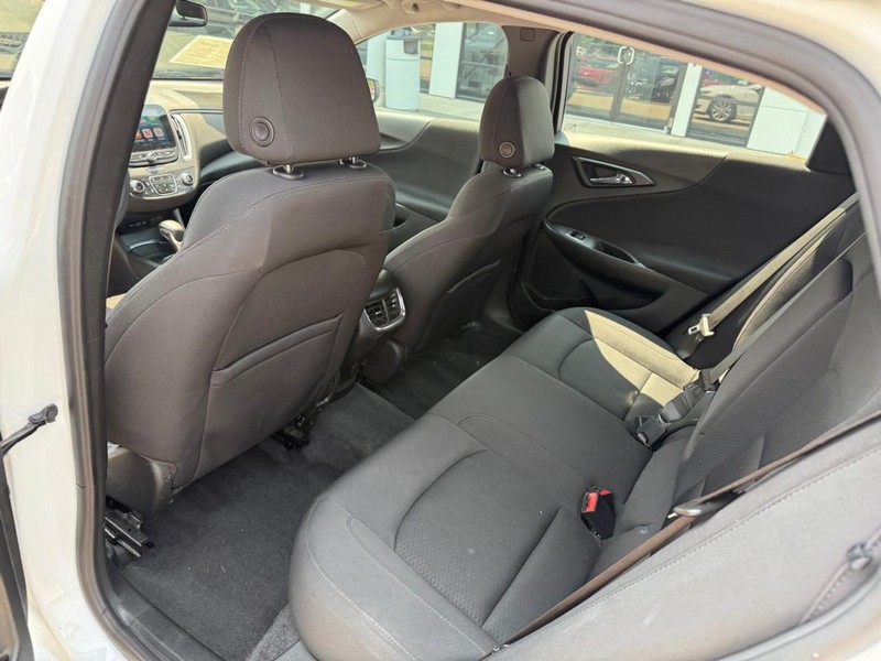 Chevrolet Malibu Vehicle Image 12