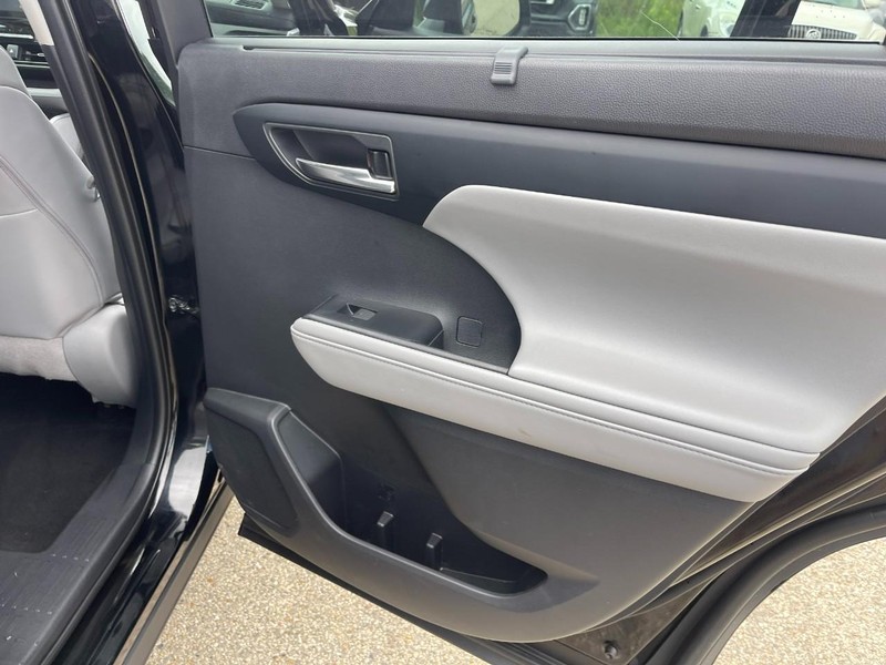 Toyota Highlander Hybrid Vehicle Image 09