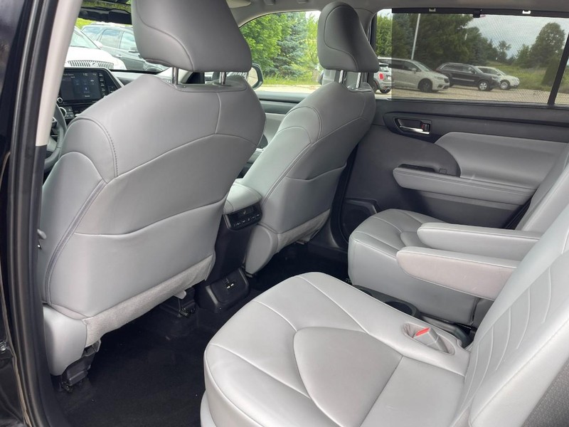 Toyota Highlander Hybrid Vehicle Image 11