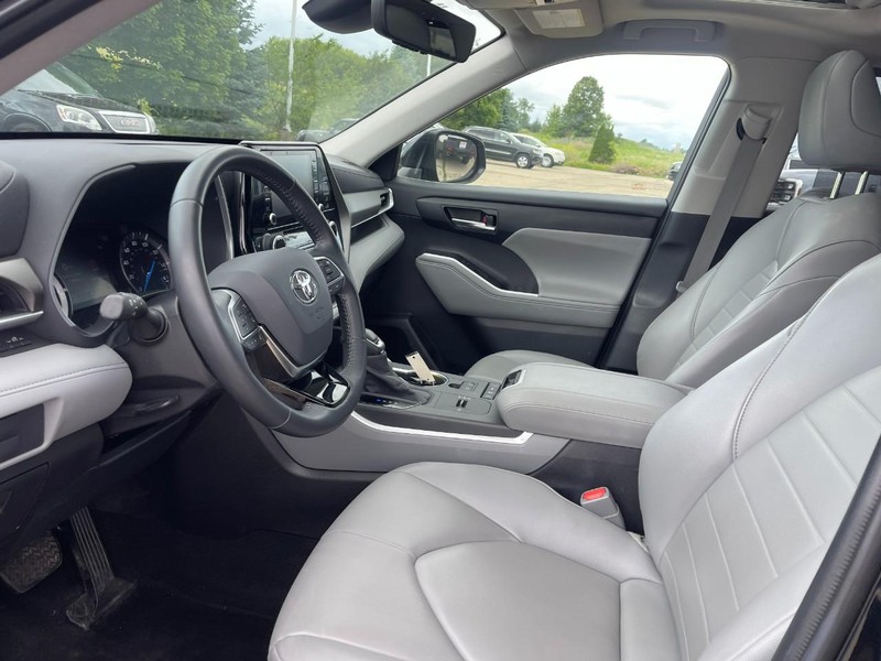 Toyota Highlander Hybrid Vehicle Image 12