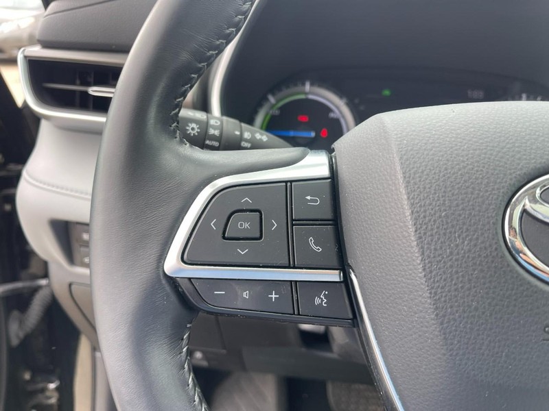 Toyota Highlander Hybrid Vehicle Image 16