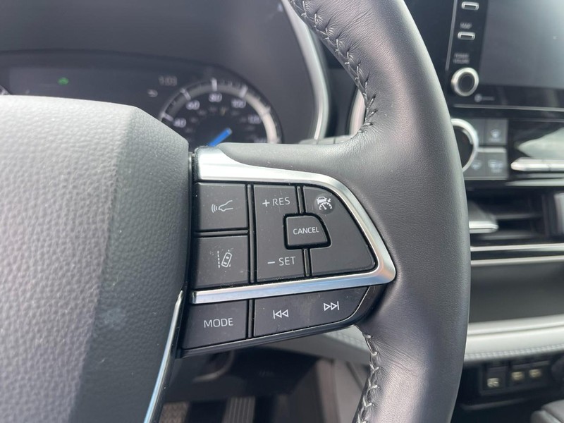 Toyota Highlander Hybrid Vehicle Image 17