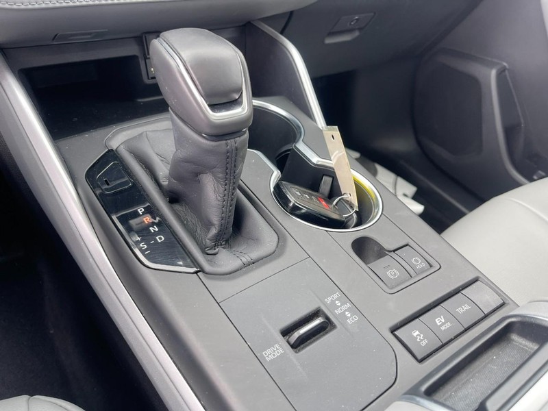 Toyota Highlander Hybrid Vehicle Image 23