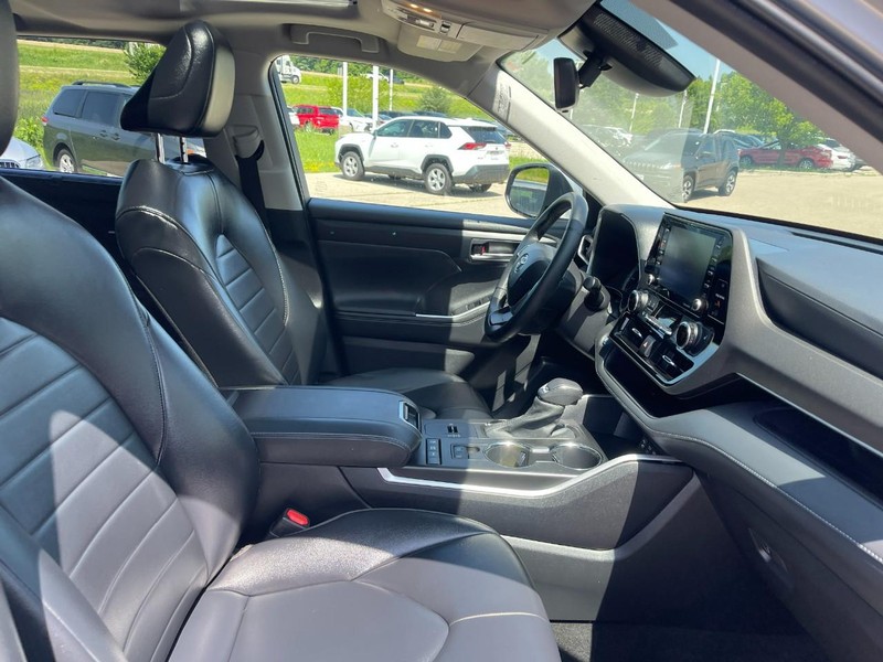 Toyota Highlander Hybrid Vehicle Image 11