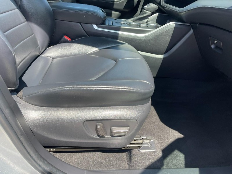Toyota Highlander Hybrid Vehicle Image 12