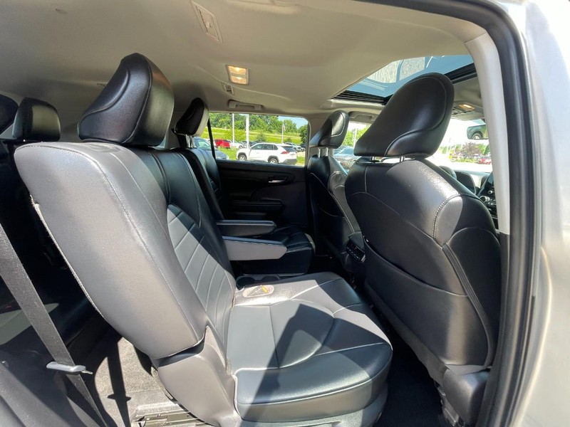 Toyota Highlander Hybrid Vehicle Image 14