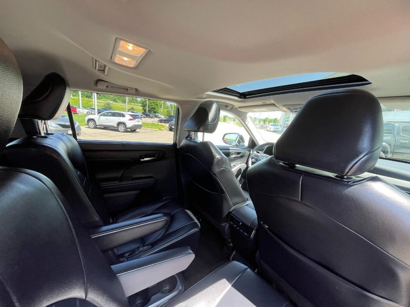 Toyota Highlander Hybrid Vehicle Image 16
