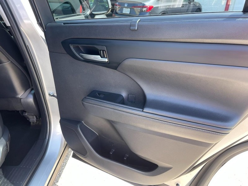 Toyota Highlander Hybrid Vehicle Image 17