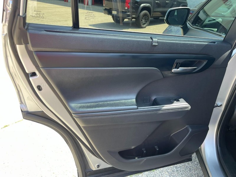 Toyota Highlander Hybrid Vehicle Image 21