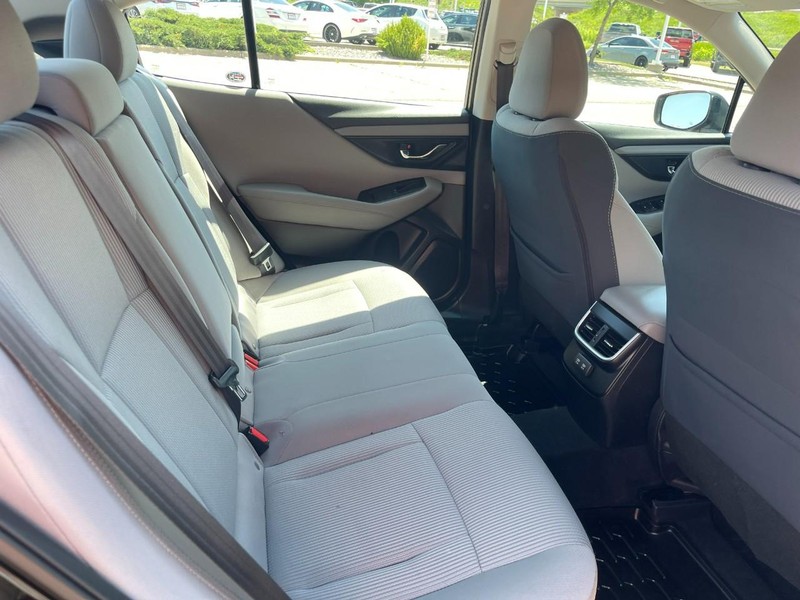 Subaru Legacy Vehicle Image 12