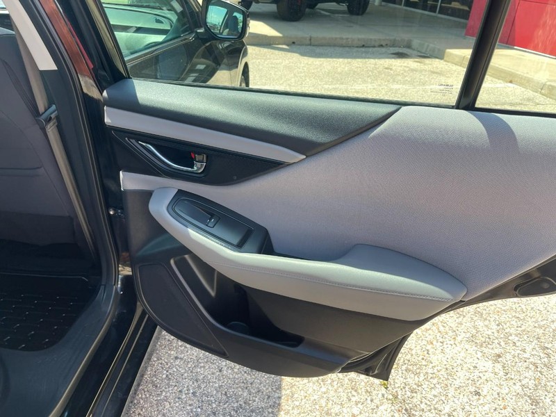 Subaru Legacy Vehicle Image 14