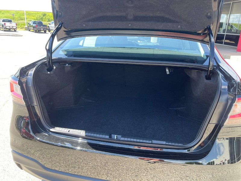 Subaru Legacy Vehicle Image 15