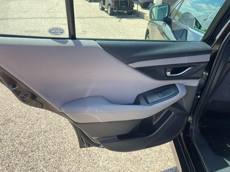 Subaru Legacy Vehicle Image 17