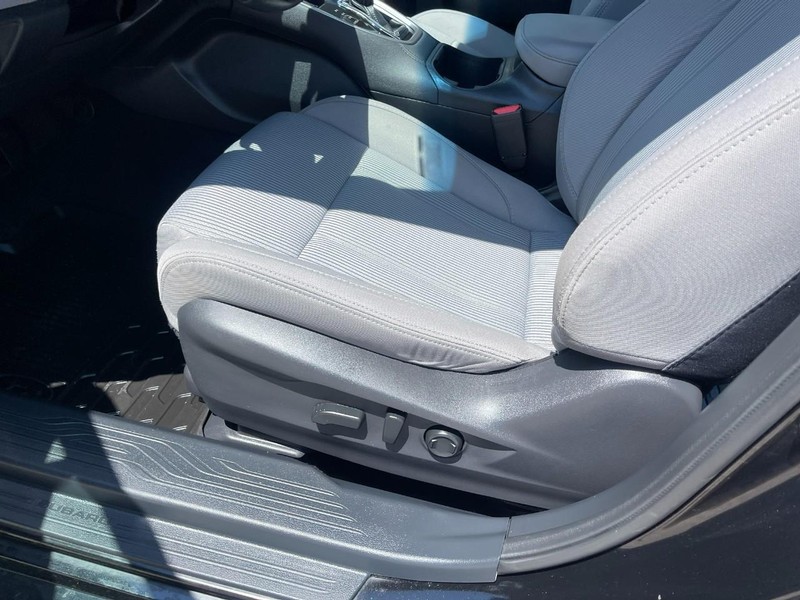 Subaru Legacy Vehicle Image 19