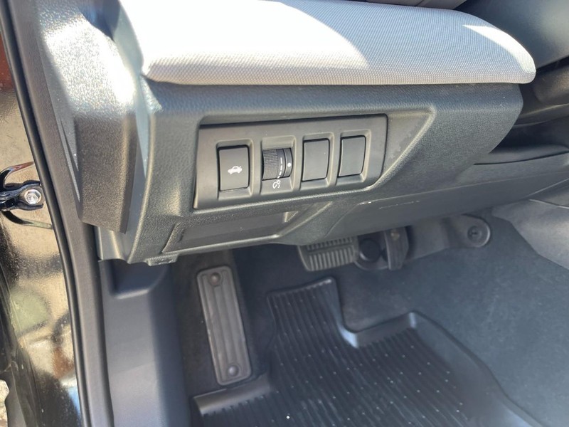 Subaru Legacy Vehicle Image 21