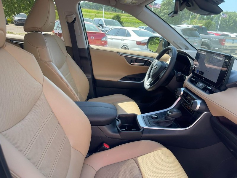 Toyota RAV4 Hybrid Vehicle Image 11