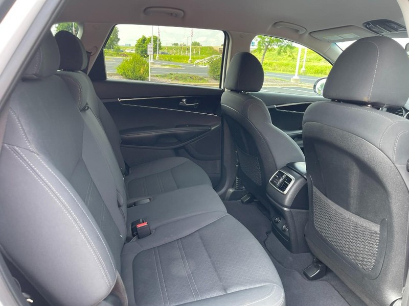 Kia Sorento Vehicle Image 12