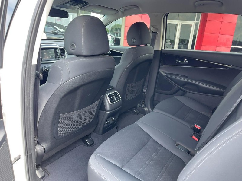 Kia Sorento Vehicle Image 16