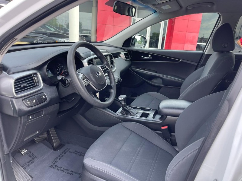 Kia Sorento Vehicle Image 18