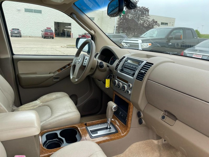Nissan Pathfinder Vehicle Image 02