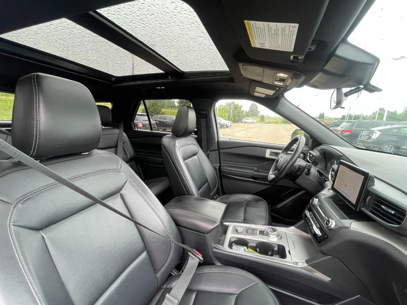 Ford Explorer Vehicle Image 04