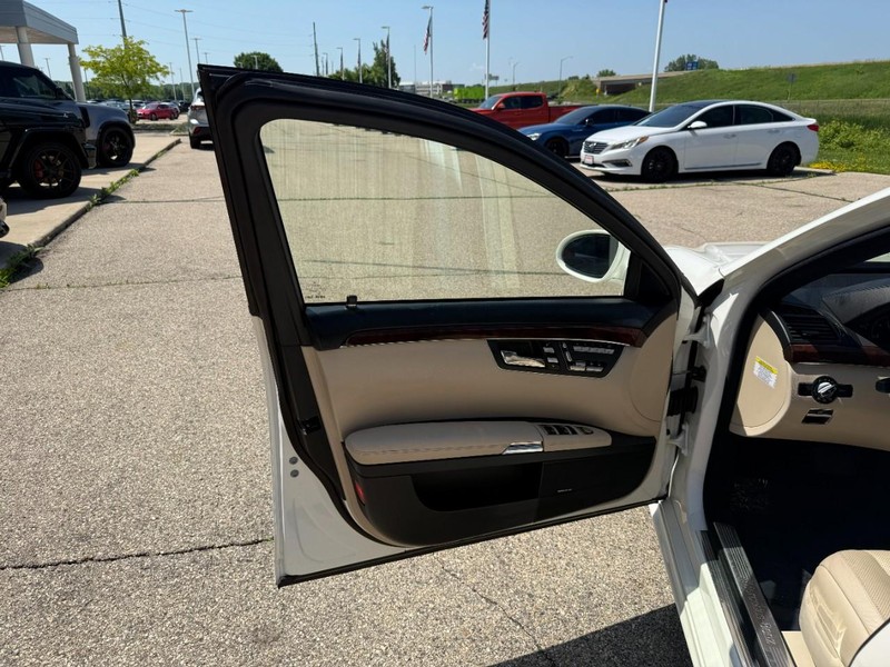 Mercedes-Benz S-Class Vehicle Image 11