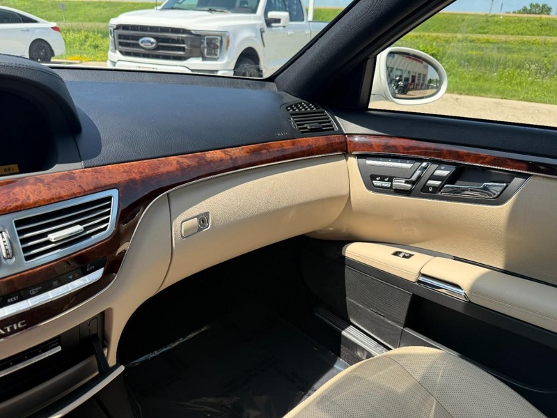 Mercedes-Benz S-Class Vehicle Image 22