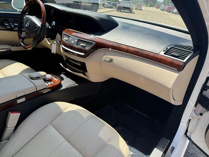 Mercedes-Benz S-Class Vehicle Image 25