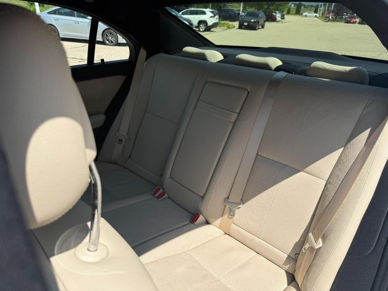 Mercedes-Benz S-Class Vehicle Image 32