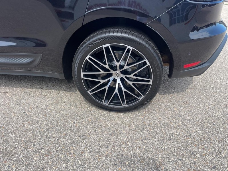 Porsche Macan Vehicle Image 05
