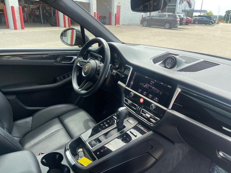 Porsche Macan Vehicle Image 07