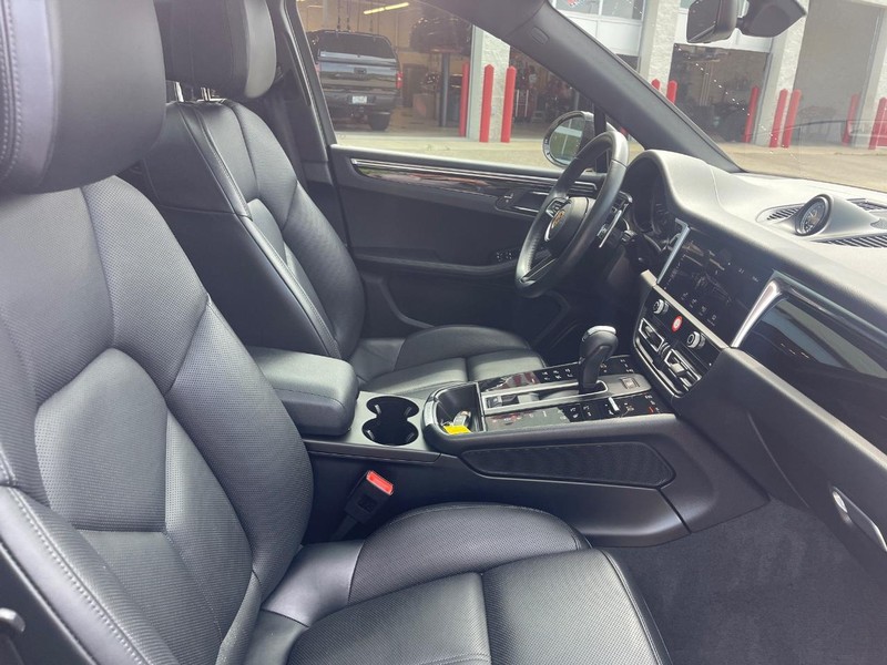 Porsche Macan Vehicle Image 11