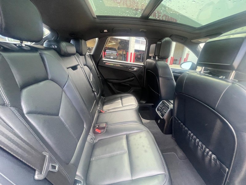 Porsche Macan Vehicle Image 13